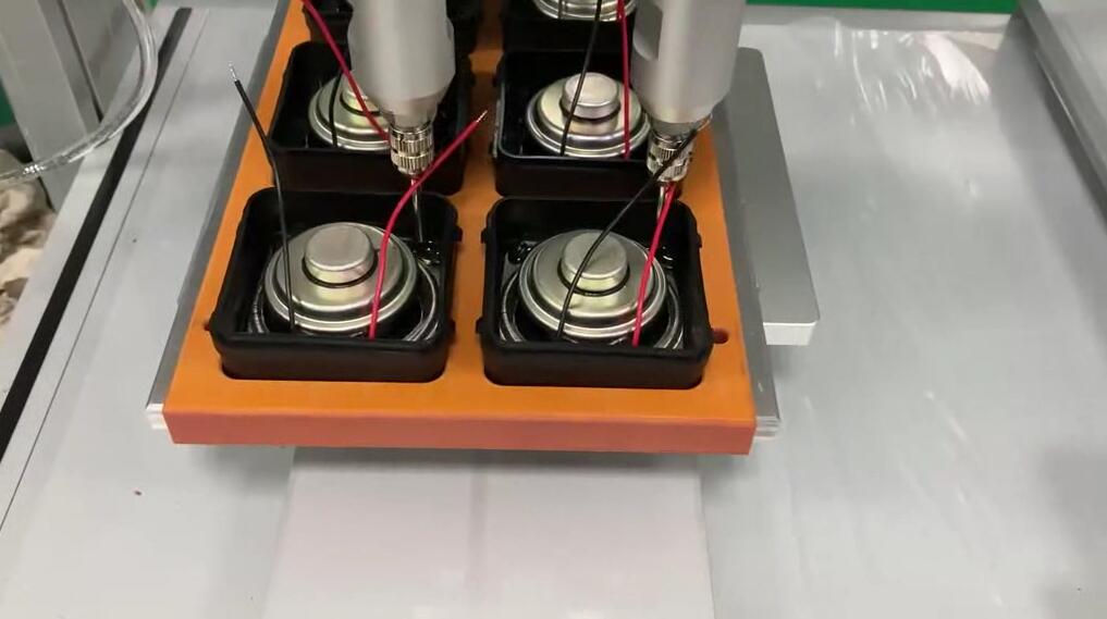 喇叭、揚(yáng)聲器、蜂鳴器、音響外殼涂黃膠 | 黃膠涂膠機(jī)